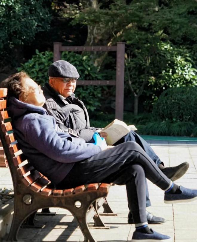 老人都有以下5个共性值得儿女们深思AG真人游戏地址我发现帮子女带娃的(图2)