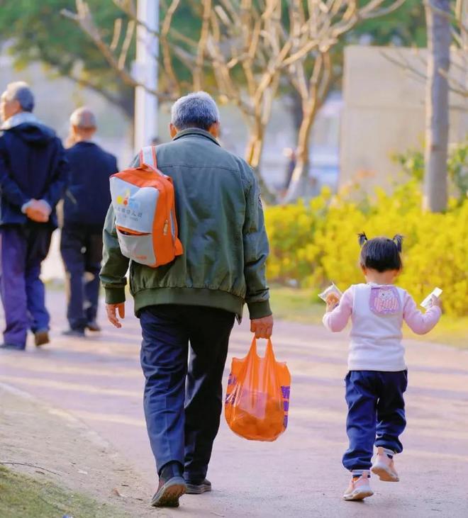 老人都有以下5个共性值得儿女们深思AG真人游戏地址我发现帮子女带娃的(图7)