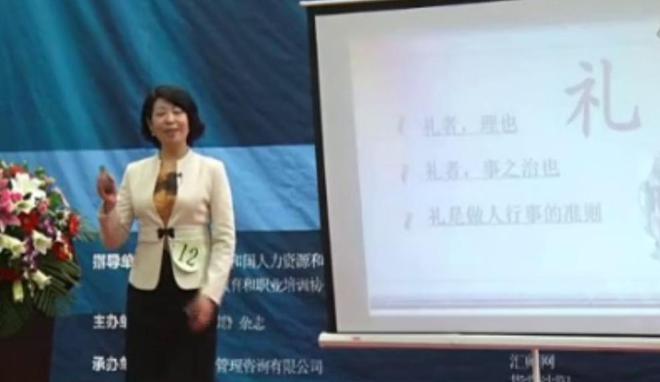 椅乘客怒斥行为没素质令网友共鸣！AG真人吴彦祖发文谴责光脚踩座(图2)