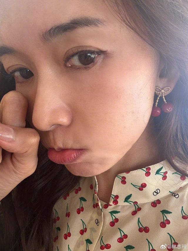 戛纳称脸部过敏嘟嘴再现招牌撒娇动作“哭哭”AG真人澳门百家家乐50岁林志玲带儿子现身(图3)